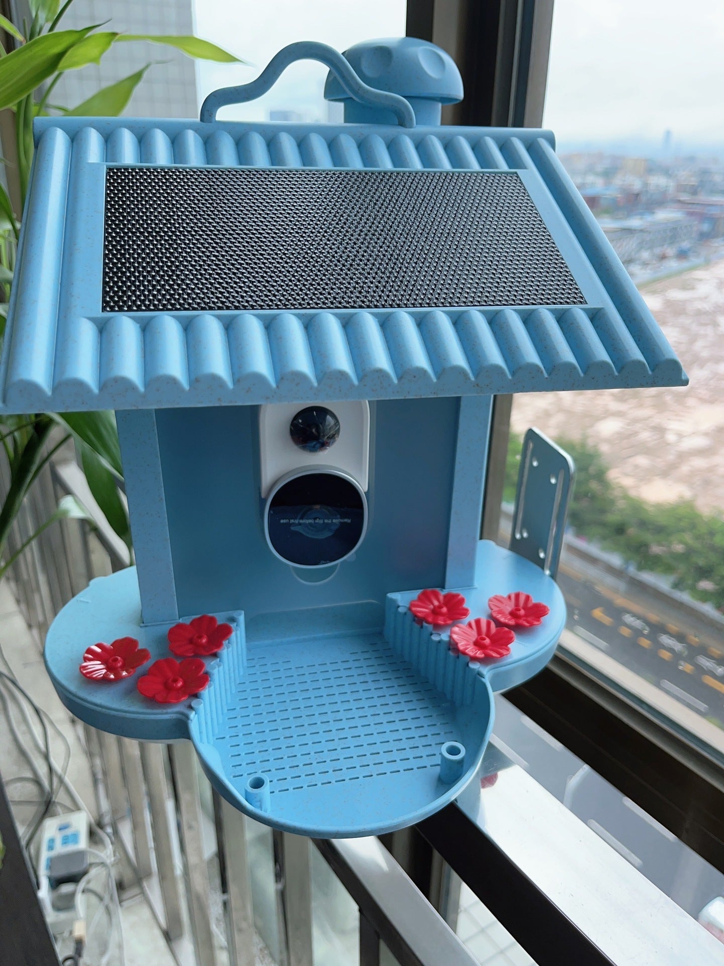 Intelligent Bird Feeder with AI Bird Recognition